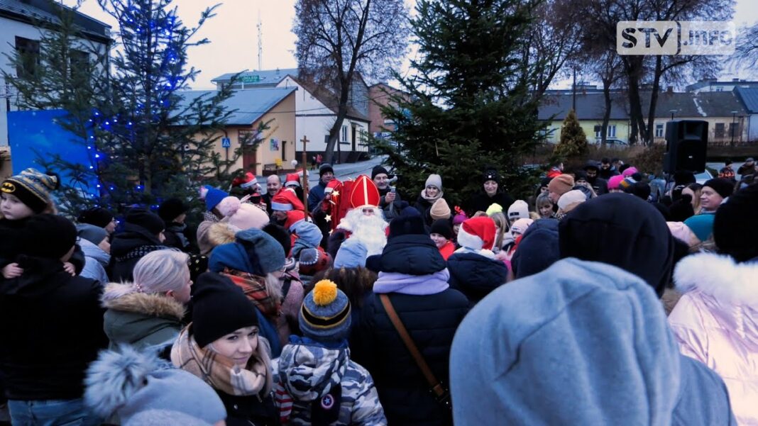 Świąteczny klimat czuć w Ożarowie. Rozświetlono choinkę, a Mikołaj rozdał prezenty najmłodszym