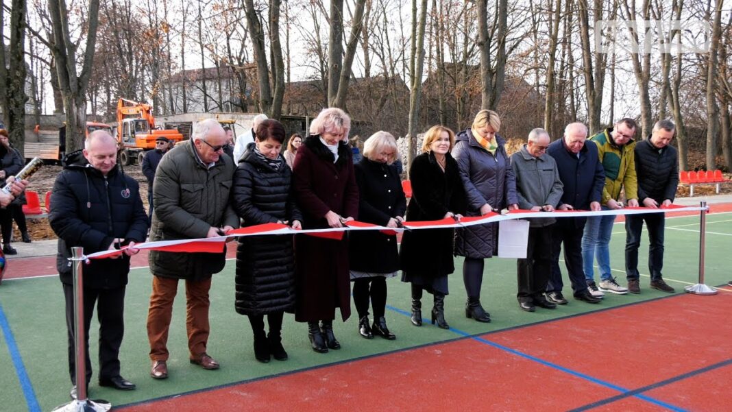 Uczniowie z Czyżowa Szlacheckiego mają nowe boisko wielofunkcyjne