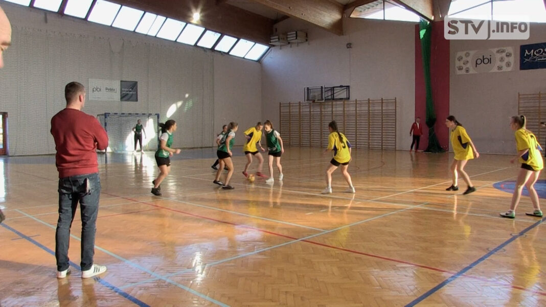 Ekonomik najlepszy. Uczennice szkół średnich walczyły w Mikołajkowym Turnieju Piłki Nożnej Dziewcząt