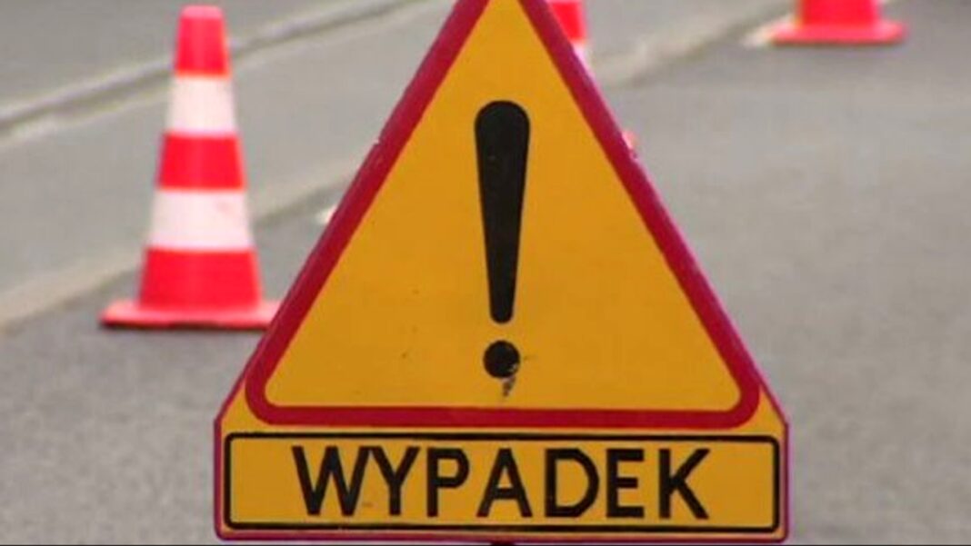 W Koprzywnicy samochód uderzył w balustradę