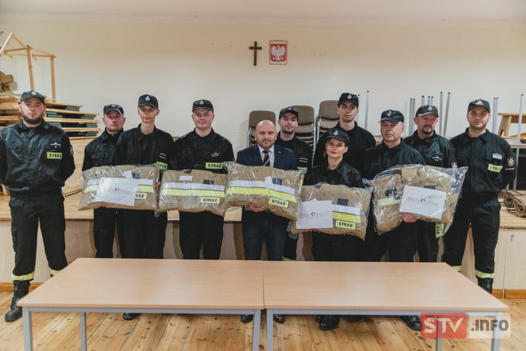 Fundusz Sprawiedliwości wspiera strażaków ochotników. Druhowie z gminy Samborzec otrzymali nowe wyposażenie