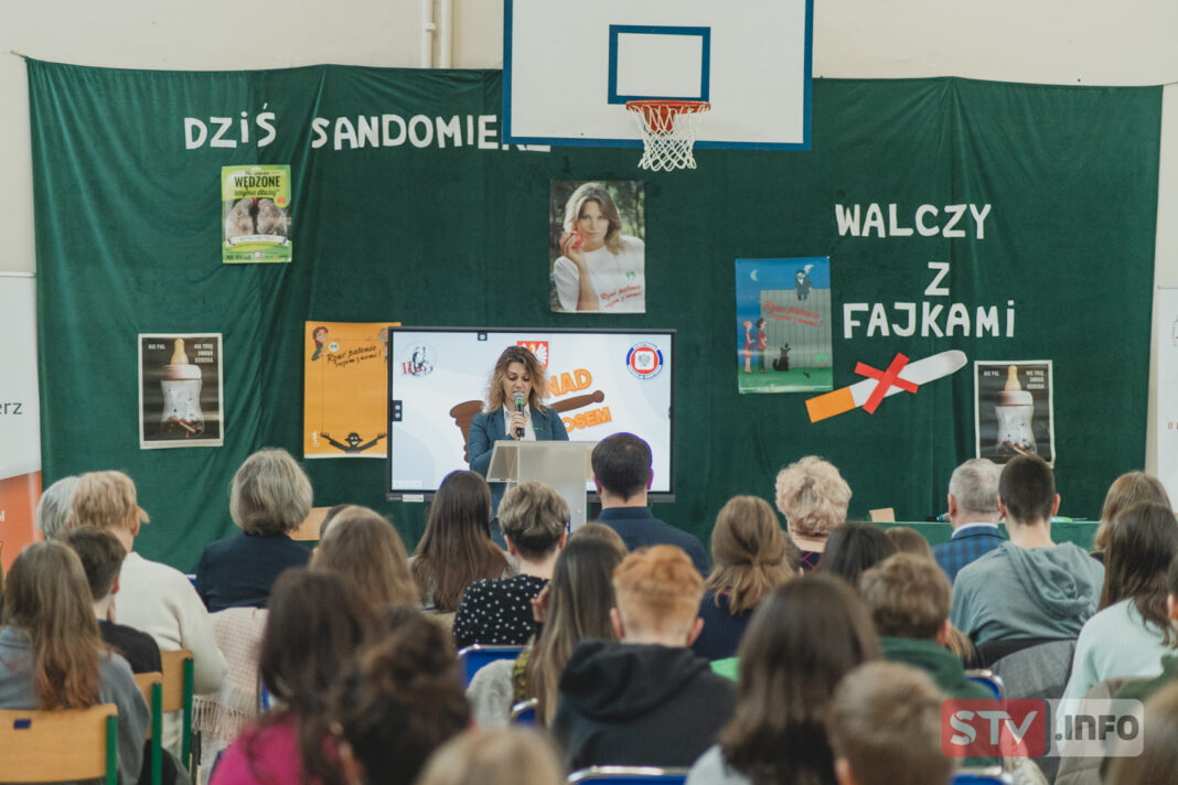 Uczniowie II LO w Sandomierzu zachęcali do życia bez papierosów