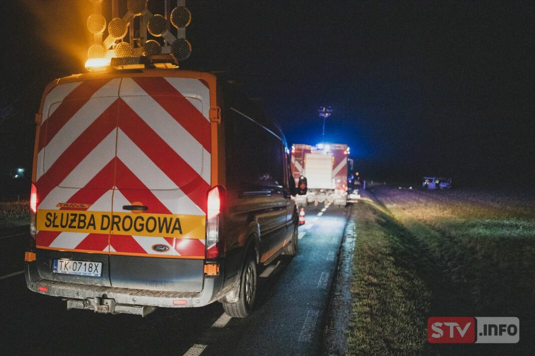 Dachowanie busa na DK79 we Wlonicach. Trzy osoby ranne, jedna z urazem kręgosłupa