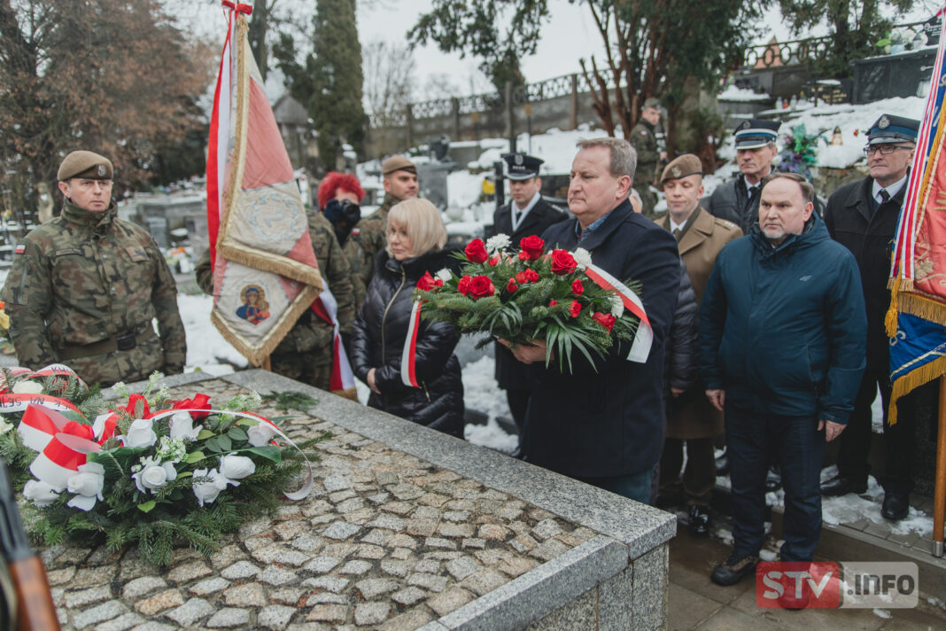 Salwa honorowa i apel pamięci. Podniosłe obchody 160. rocznicy powstania styczniowego w Zawichoście