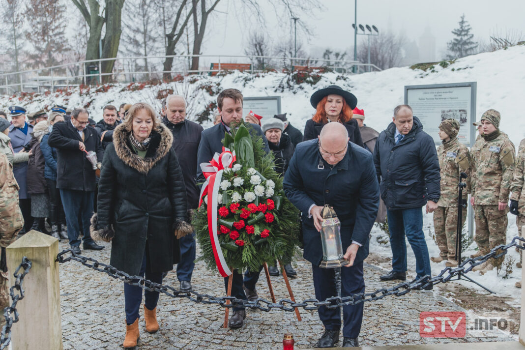 Przy mogile powstańców styczniowych opatowianie oddali hołd poległym bohaterom