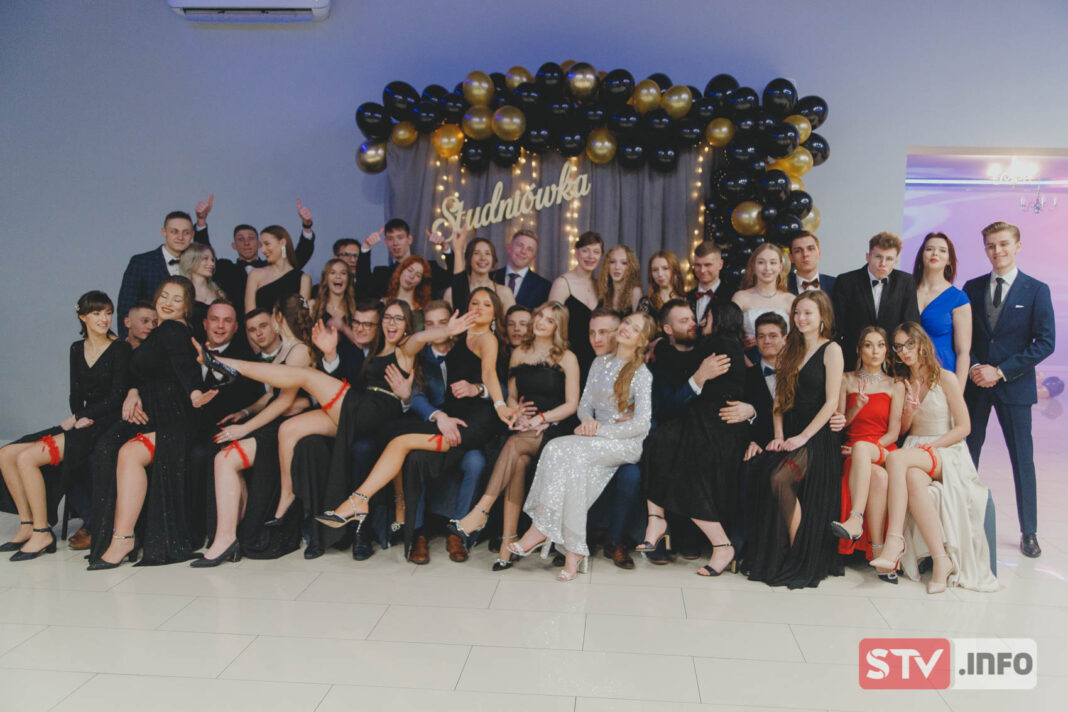 STUDNIÓWKA: Zespół Szkół Ogólnokształcących im. Edwarda Szylki w Ożarowie