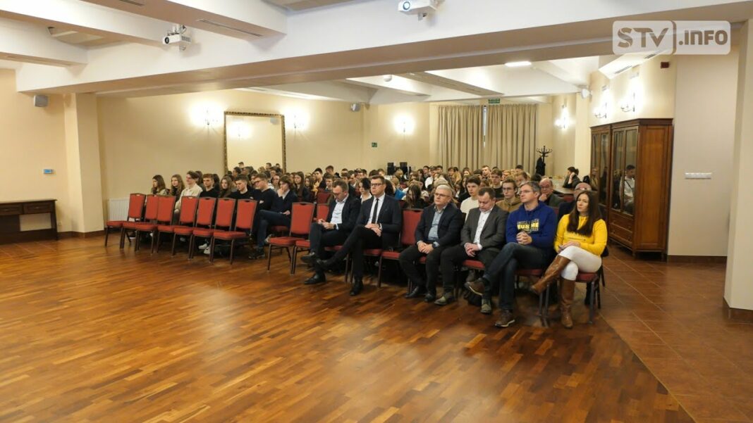 Poznali możliwości własnego biznesu. Samorządowcy i przedstawiciele firm spotkali się z młodzieżą