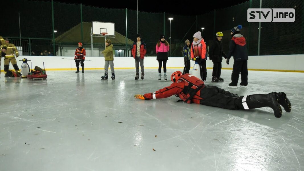 Ruszyło darmowe lodowisko w Opatowie. Będą mecze hokeja i dyskoteki na lodzie