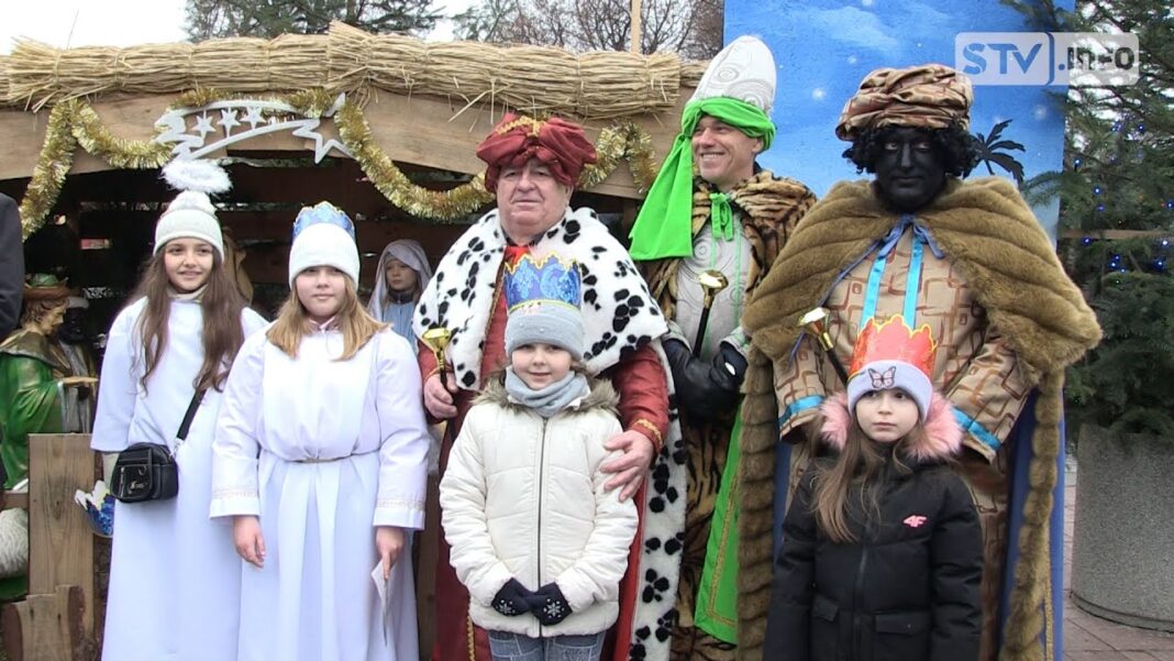 Trzech Króli przeszło ulicami Ożarowa. Przynieśli dary do szopki i najlepsze życzenia