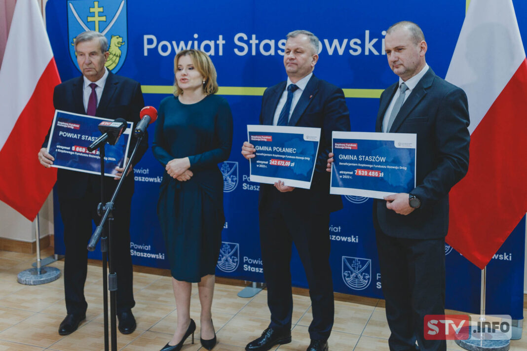 Ponad 13 mln na remonty dróg. Anna Krupka przekazała promesy samorządowcom powiatu staszowskiego