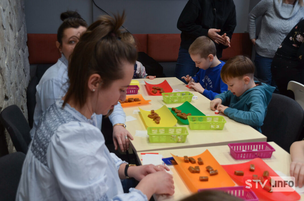 Podziemia opatowskie zaprosiły na warsztaty. Uczestnicy poznali tajniki produkcji opatowskiej krówki