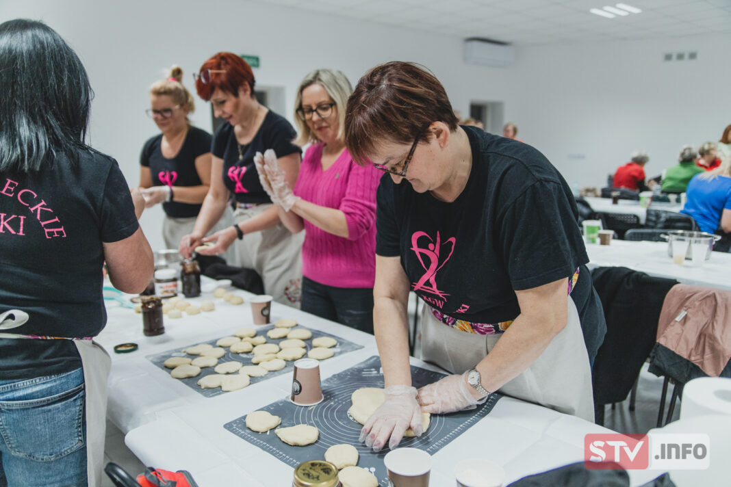 „Gotuj z Wójtem” w Obrazowie. Panie z kół gospodyń wiejskich i stowarzyszeń wspólnie smażyły pączki
