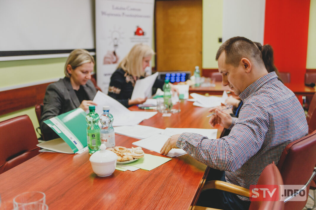 Umowy na kasę podpisane. Po 60 tys. zł premii dla młodych biznesmenów