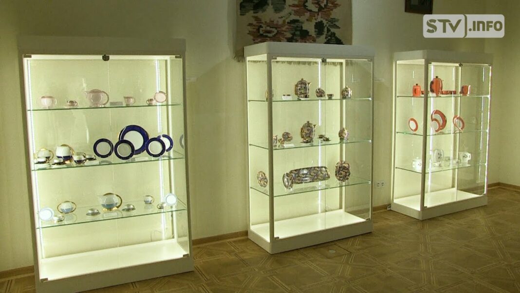 Przepiękne wyroby ćmielowskiej porcelany w ostrowieckim muzeum