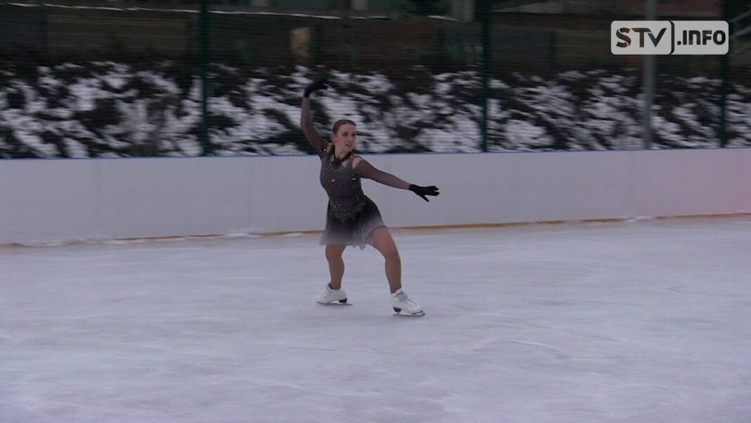 Profesjonalistki zachęcały do jazdy na łyżwach na lodowisku w Opatowie
