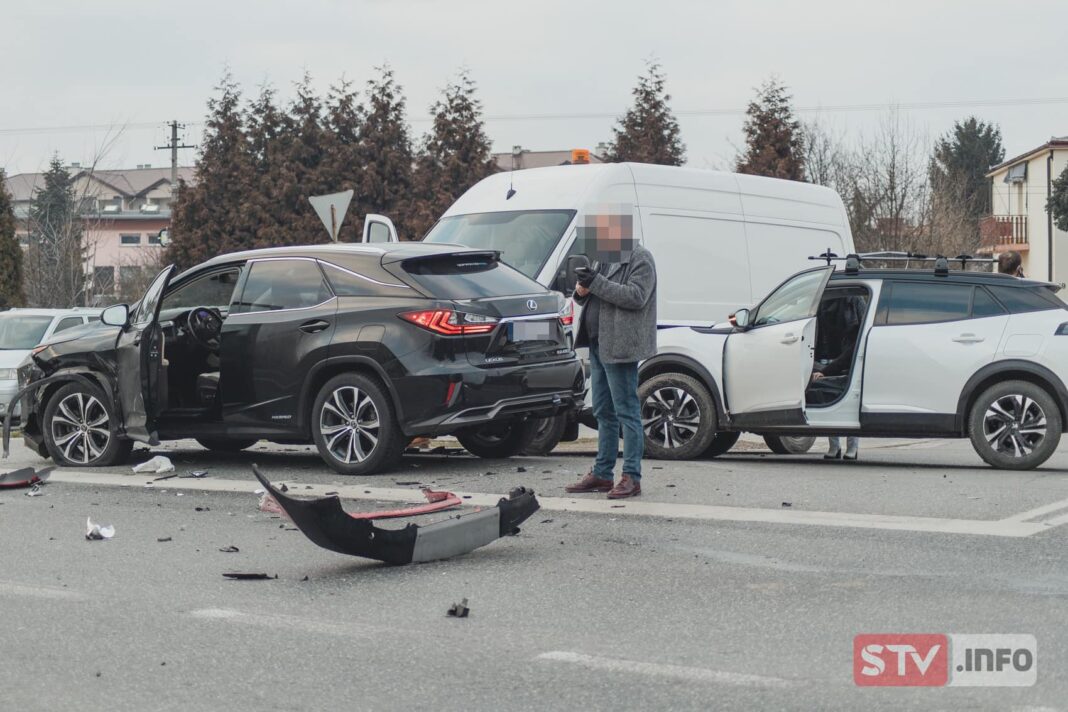 SANDOMIERZ: Karambol na ulicy Kwiatkowskiego przy szpitalu. 83-latek wymusił pierwszeństwo