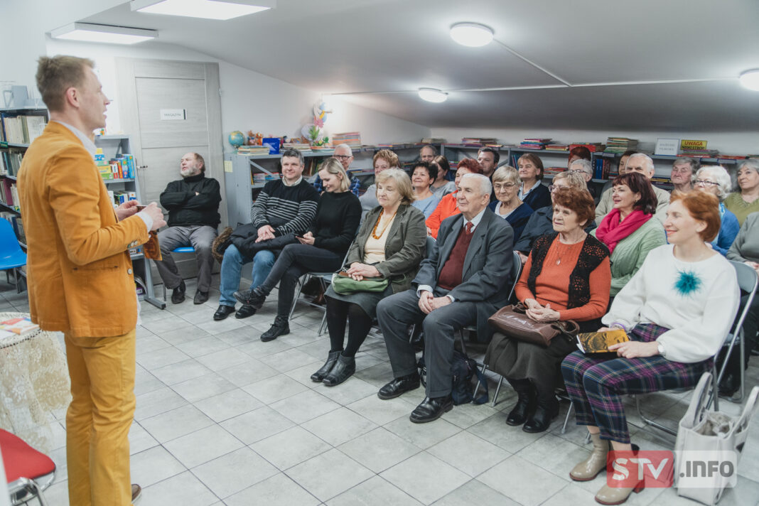 Artur Dębski z promocją tomiku „Pozłoty” w opatowskiej bibliotece