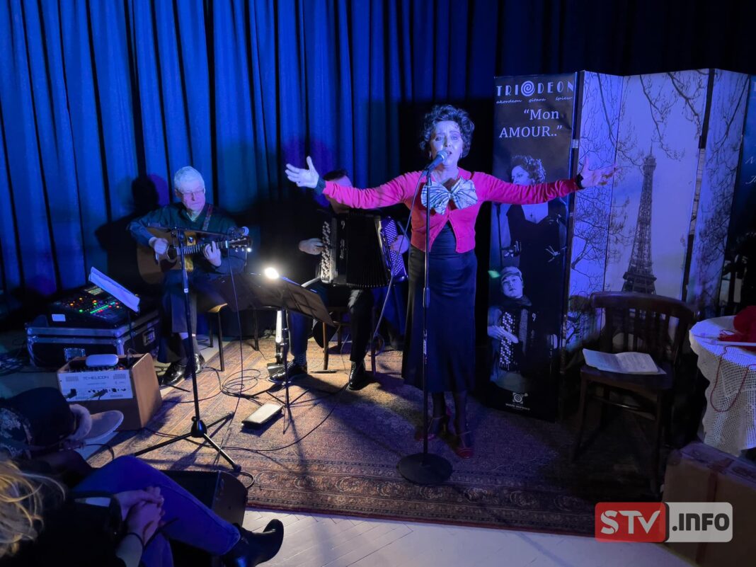 Najsłynniejsze utwory Edith Piaf w wykonaniu Anny Przybysz wybrzmiały dla pań w Chobrznach