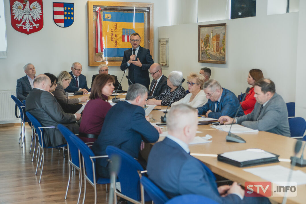 Radni powiatowi apelują o zmianę przebiegu drogi s74. Chcą ochronić dobytek mieszkańców