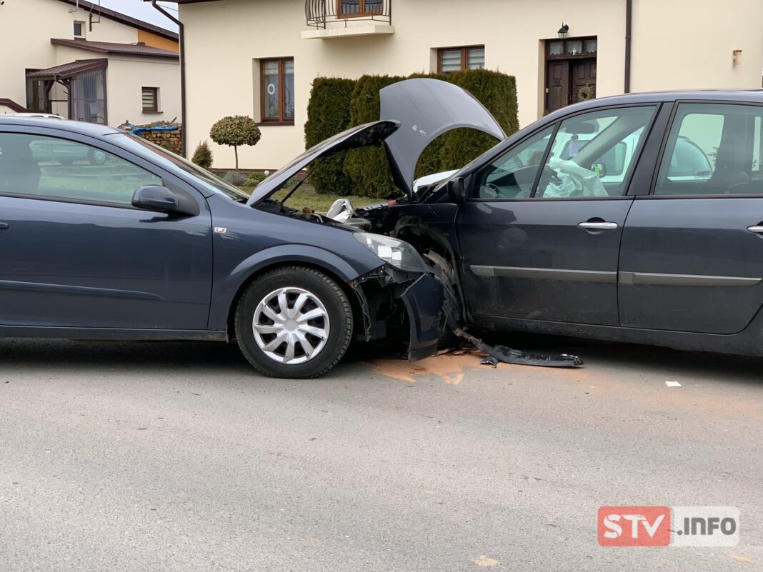 Czołówka na łuku drogi. Zderzenie osobówek na Partyzantów w Opatowie