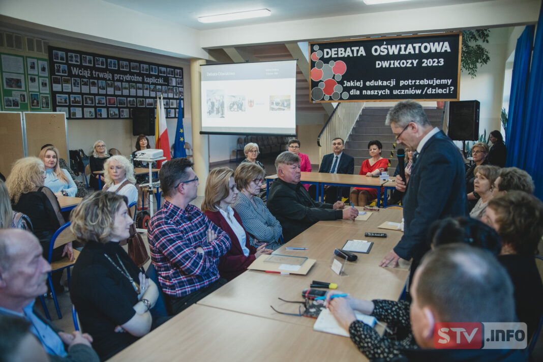 Debata oświatowa w Dwikozach. Innowacyjny projekt ma udoskonalić kształcenie