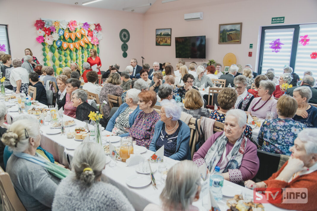 Było pięknie, smacznie i muzycznie. Ożarowscy seniorzy świętowali Dzień Kobiet i Dzień Mężczyzn