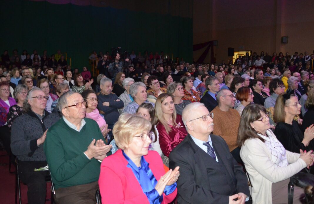 Niezapomniany koncert dla pań. Organizatorzy dostawiali krzesła