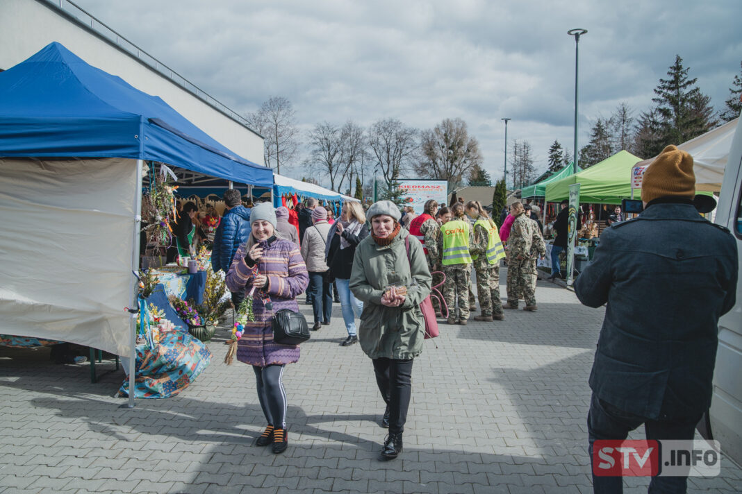 Charytatywny kiermasz na opatowskiej Promenadzie. Dopisała pogoda. Nie zawiedli kupujący i sprzedający