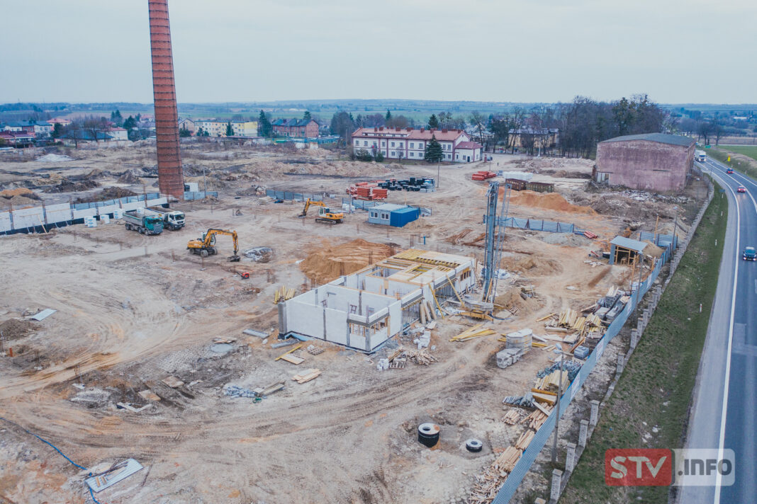 Tak zmienia się plac byłej cukrowni we Włostowie. Zobacz film z drona