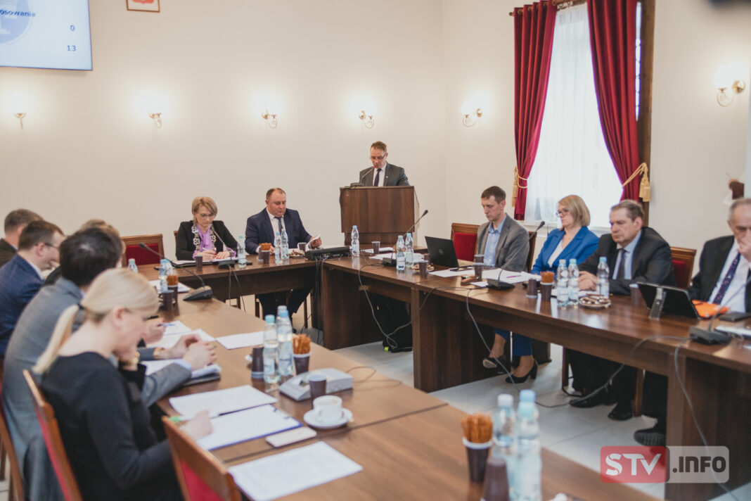 OPATÓW: 10 radnych z komitetu burmistrza Grzegorza Gajewskiego