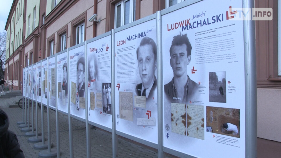 Edukacyjna wystawa na dziedzińcu II LO w Sandomierzu. Szkoła pamięta o absolwentach