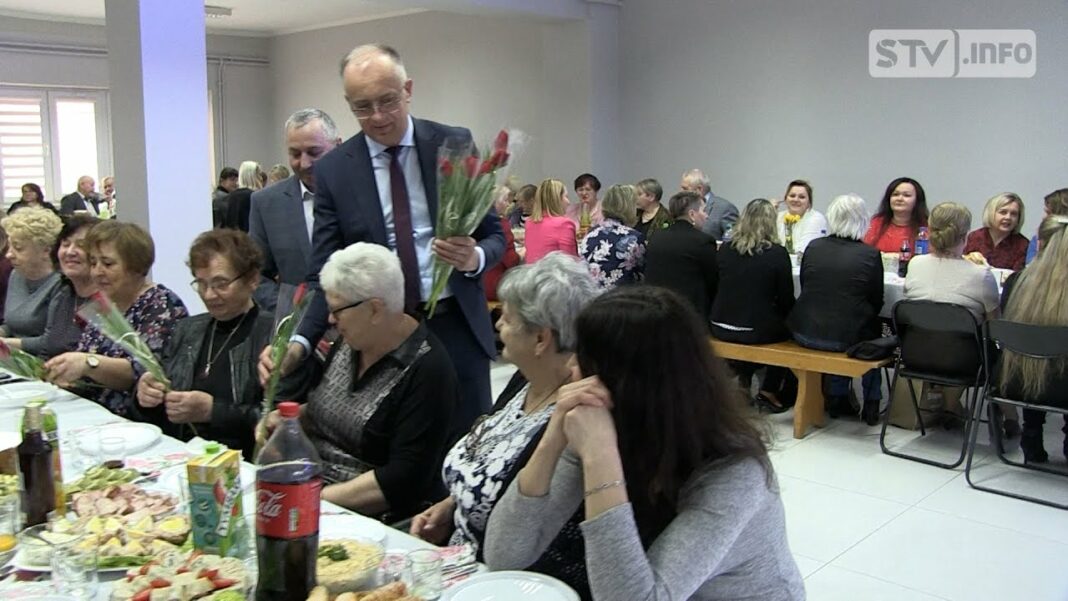 Dzień Kobiet w Wilczycach. Były piękne kwiaty, życzenia, zabawa taneczna i długie rozmowy