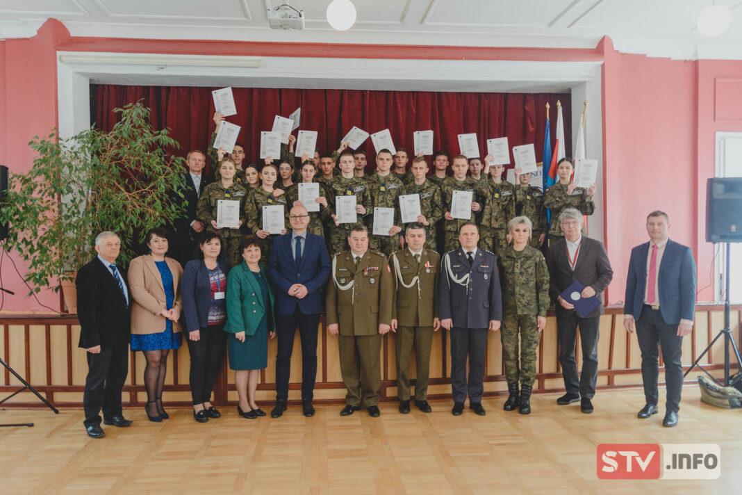 Kadeci Zespołu Szkół Gastronomicznych i Hotelarskich w Sandomierzu odebrali certyfikaty. Większość chce do wojska