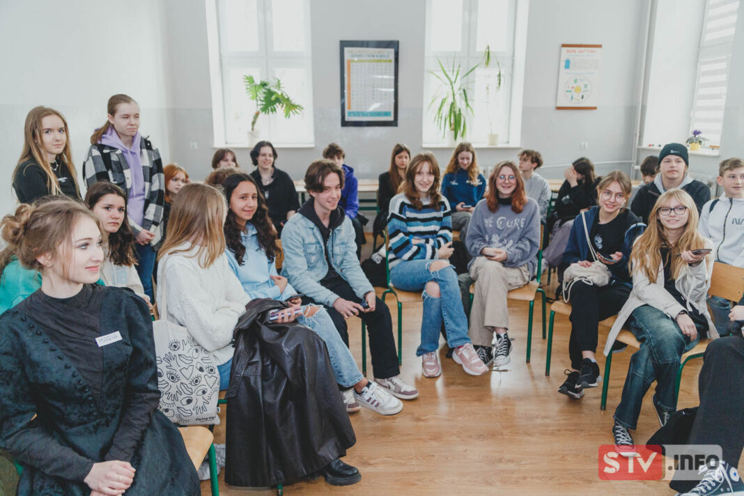 Sandomierskie licea kusiły. Oprócz matematyki, polskiego, fizyki proponują grę w brydża, szachy a nawet dworskie tańce i fechtunek