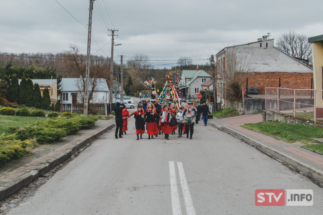 Niedziela Palmowa w Tarłowie. Korowód z barwnymi palmami przemaszerował wokół rynku