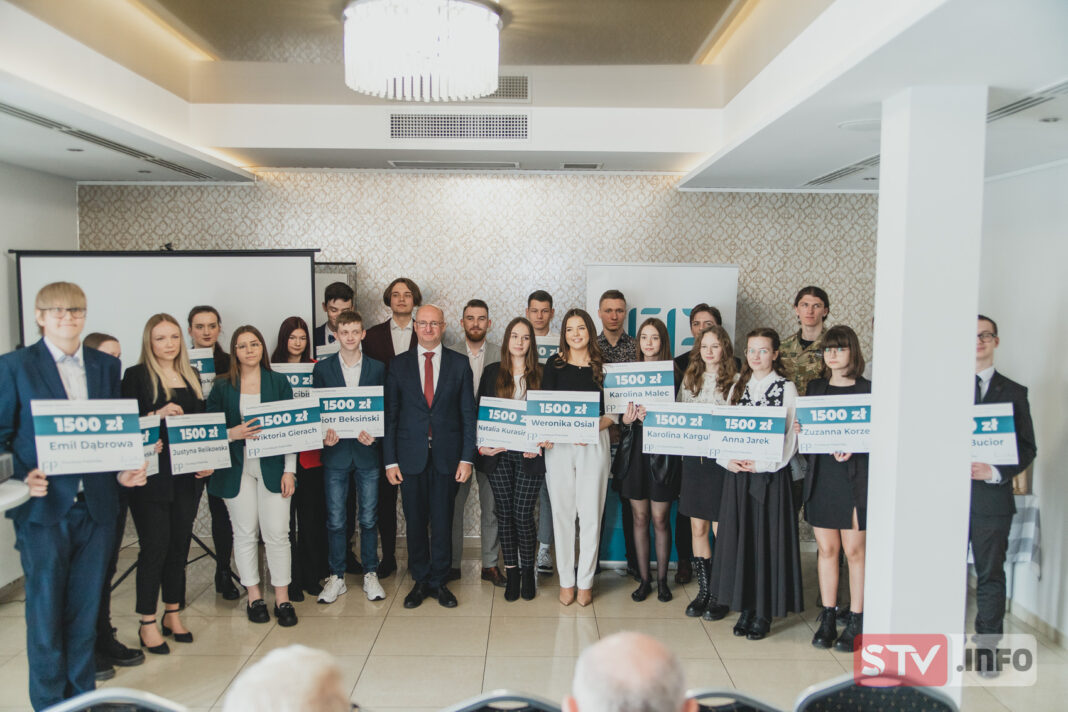 Stypendia od Fundacji „Polemika”. Najlepsi odebrali symboliczne czeki