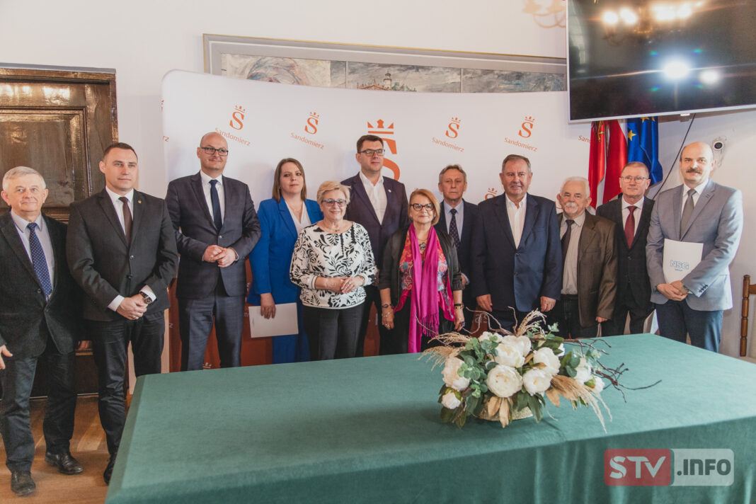 Fundacja Sandomierska wsparła oświatę. Sandomierski „Ekonomik” i „Budowlanka” otrzymały po ponad 300 tys. zł