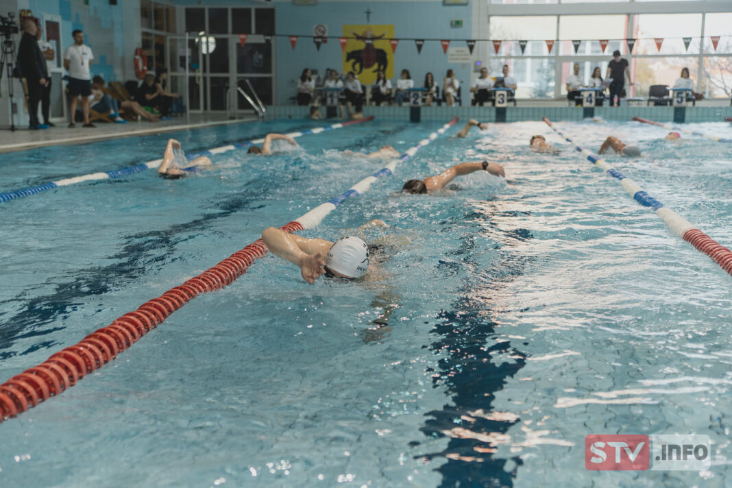 III Nocny Maraton Pływacki w Ożarowie. Trening i rekreacja na „Neptunie”