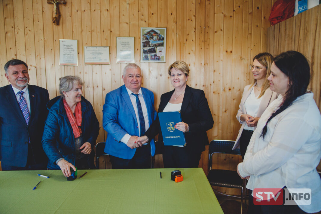 Przebudowa siedmiu świetlic i rozbudowa siedziby biblioteki. Gmina Ożarów rusza z inwestycjami
