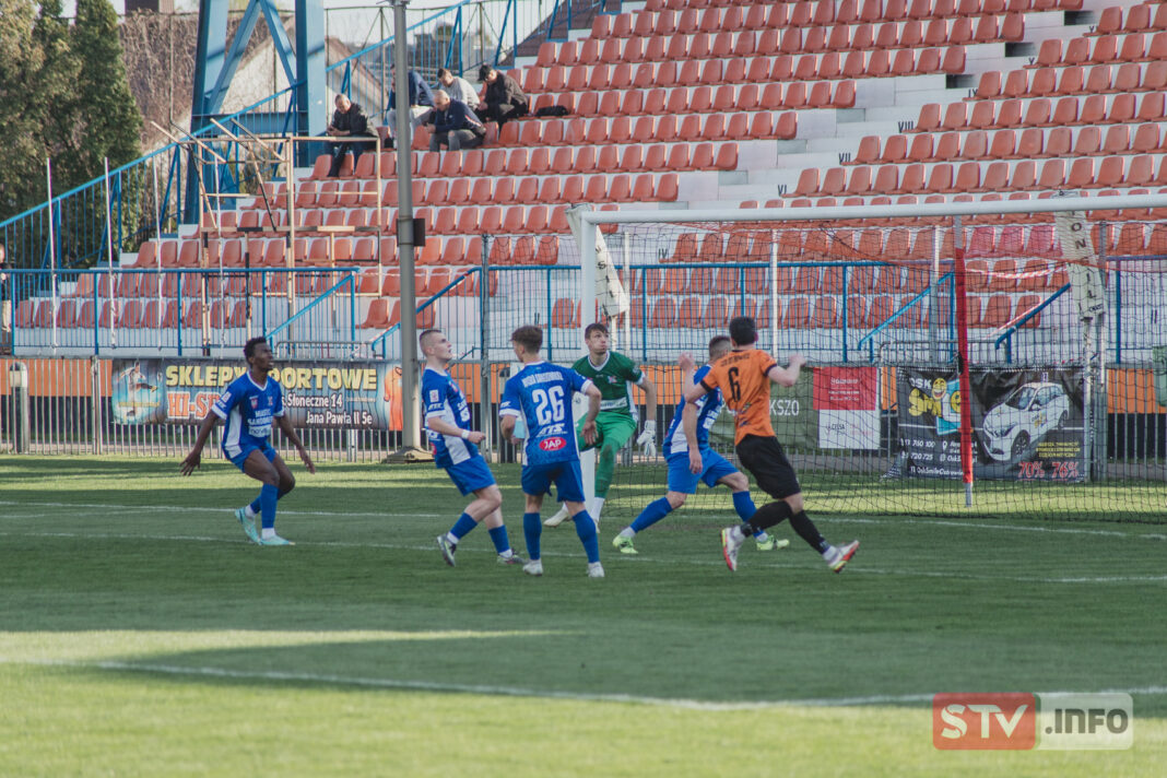 Derby dla KSZO. Koszmarne błędy piłkarzy Wisły Sandomierz