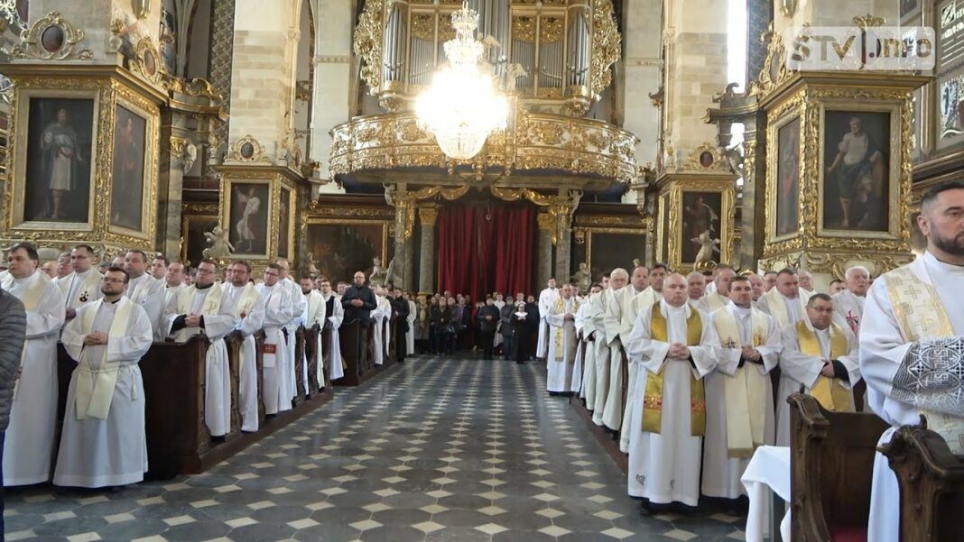 Msza Krzyżma w sandomierskiej katedrze. Duchowni odnowili przyrzeczenia