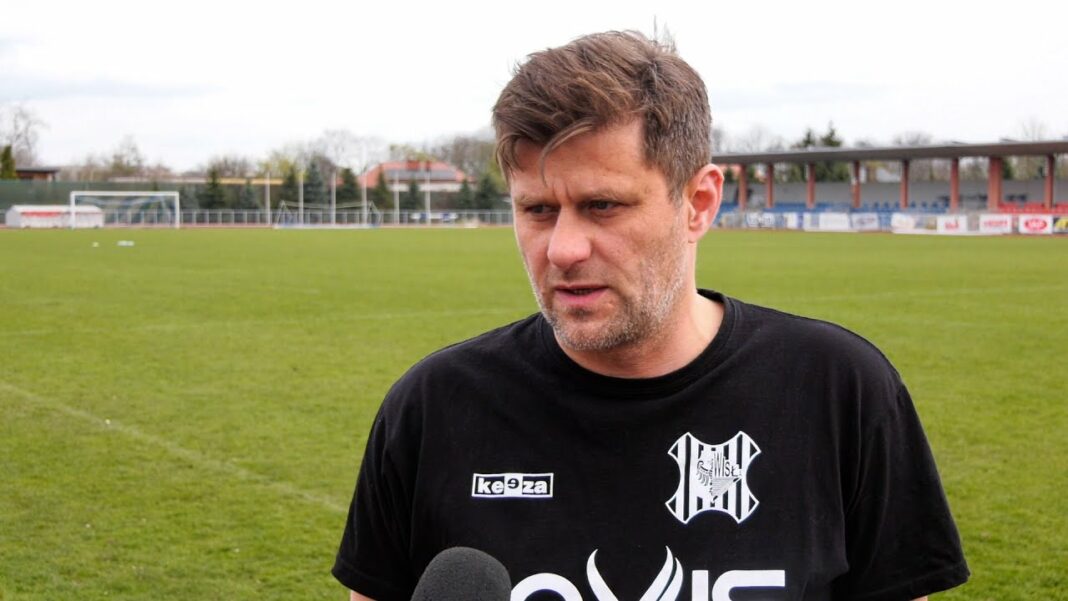 W Tarnowie będą „gryźć trawę”. Wisła Sandomierz jedzie po upragnione punkty