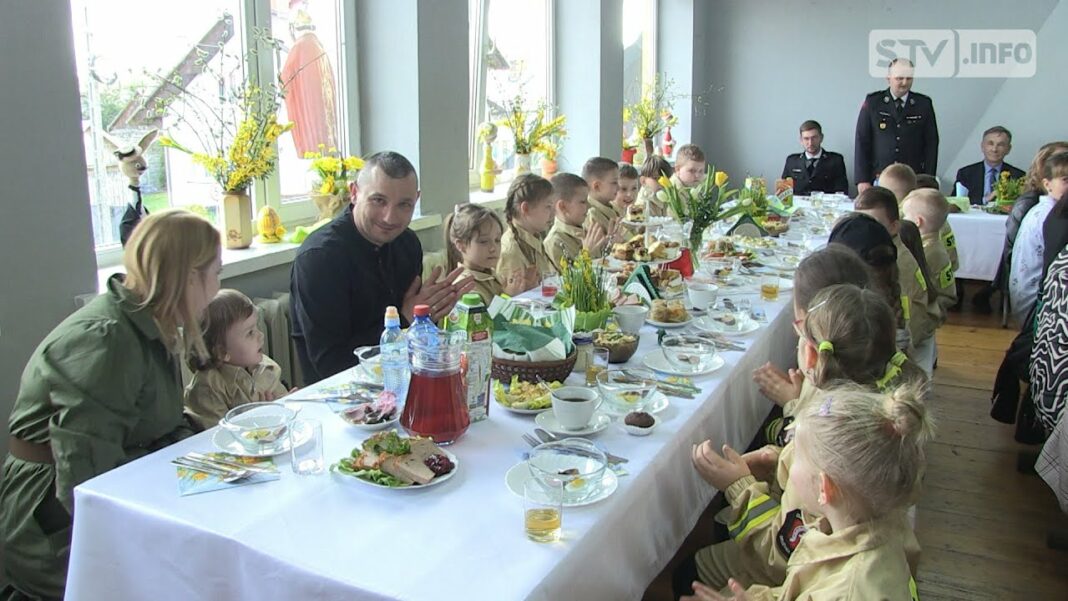 Coroczne spotkanie wielkanocne w Iwaniskach. Remiza pełna strażaków i gości