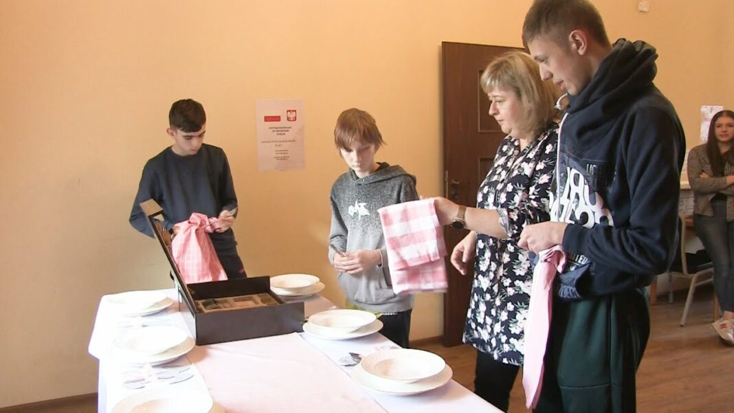 Jak przygotować świąteczny stół? Praktyczne zajęcia dla uczestników projektu Caritas