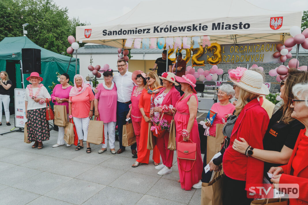 Wspaniała zabawa na Placu 3 Maja w Sandomierzu. Seniorzy dali czadu