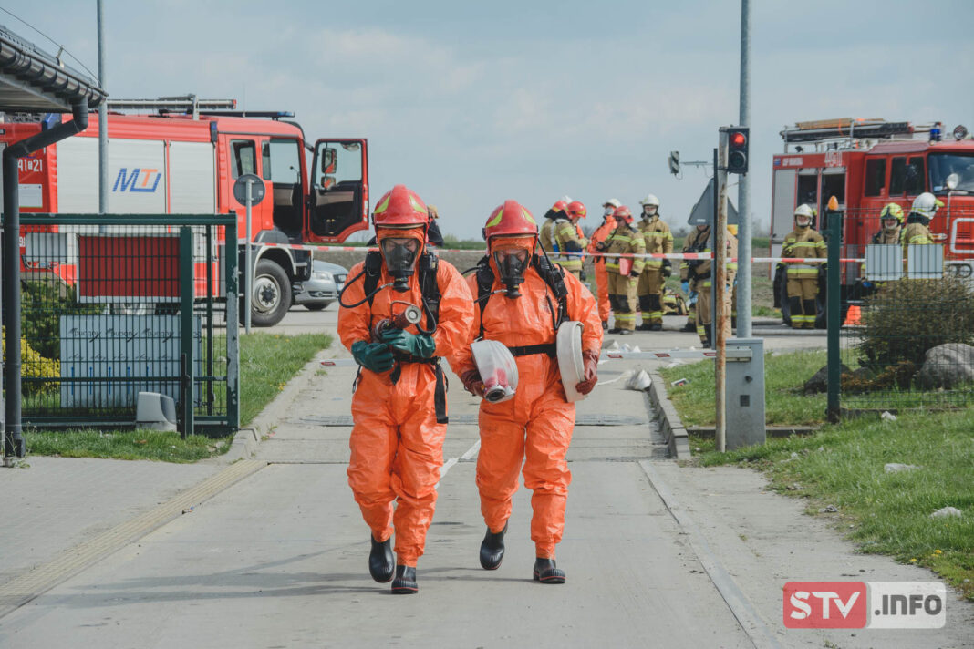 Wyciek cyjanowodoru w zakładzie w Janczycach. Opatowscy strażacy w akcji