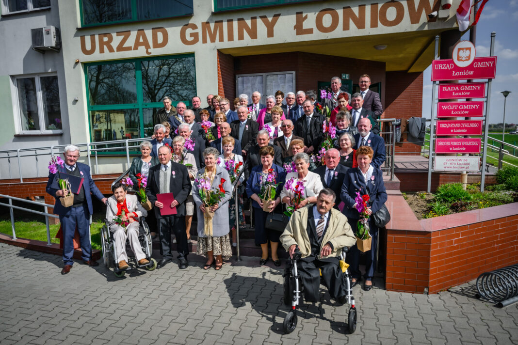 Złote gody w Łoniowie. Medale, listy gratulacyjne, kwiaty i moc życzeń dla jubilatów