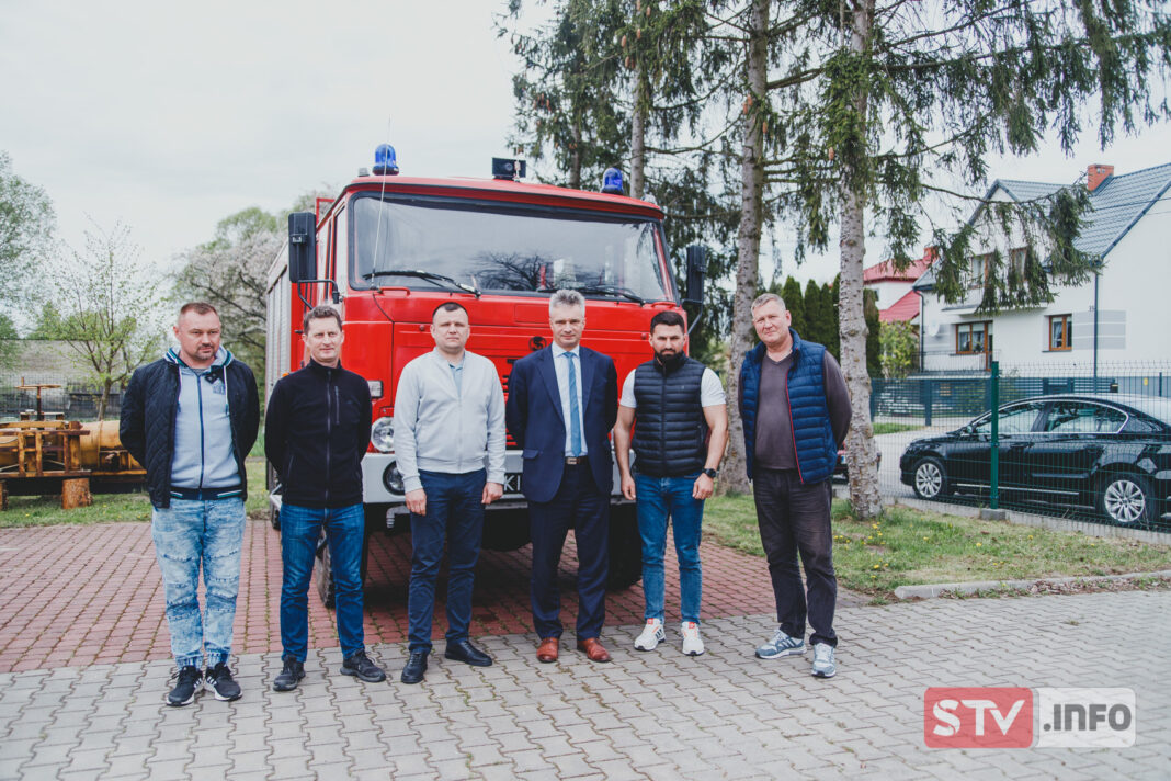 Ze Święcicy do Nowowołyńska. Gmina Rytwiany przekazała strażackiego STARa na Ukrainę