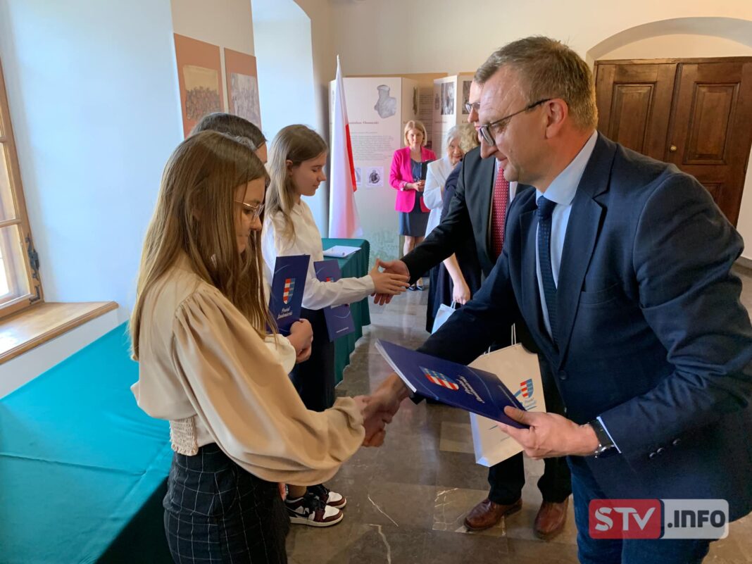 Ewa Kasprzycka mistrzynią ortografii w powiecie sandomierskim. „Białorzytka” zagwozdką uczestników