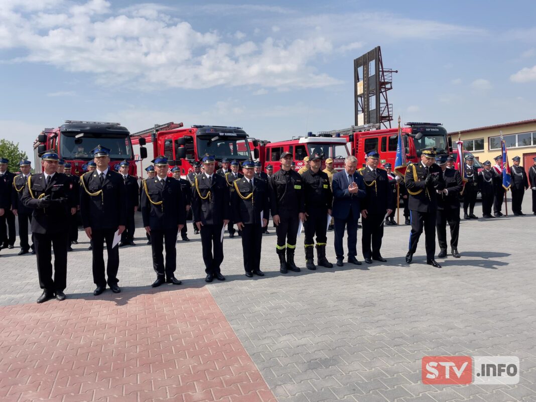 Opatowscy strażacy świętowali. Oprócz awansów, życzeń i podziękowań, otrzymali wóz bojowy